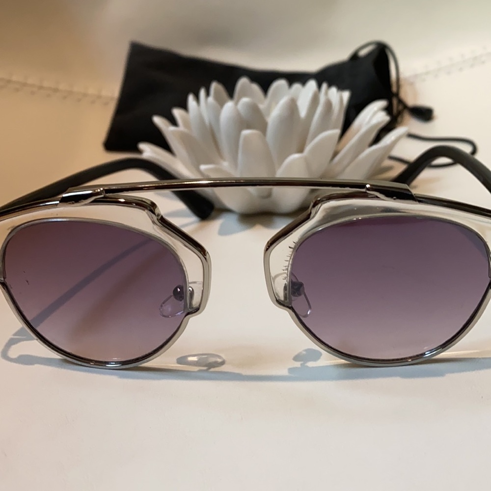 Sunglasses includes a soft case - Picture 5 of 5